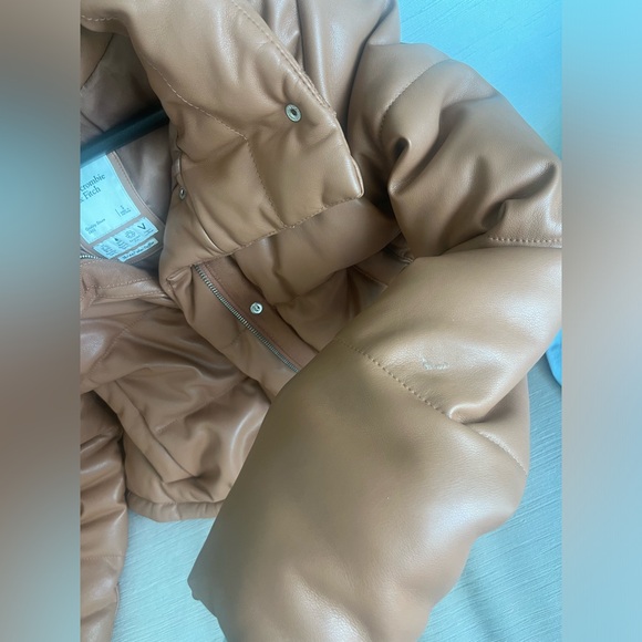 Abercrombie & Fitch Mini Leather Puffer Jacket
Vegan Leather 
Beige / Tan - Picture 8 of 8